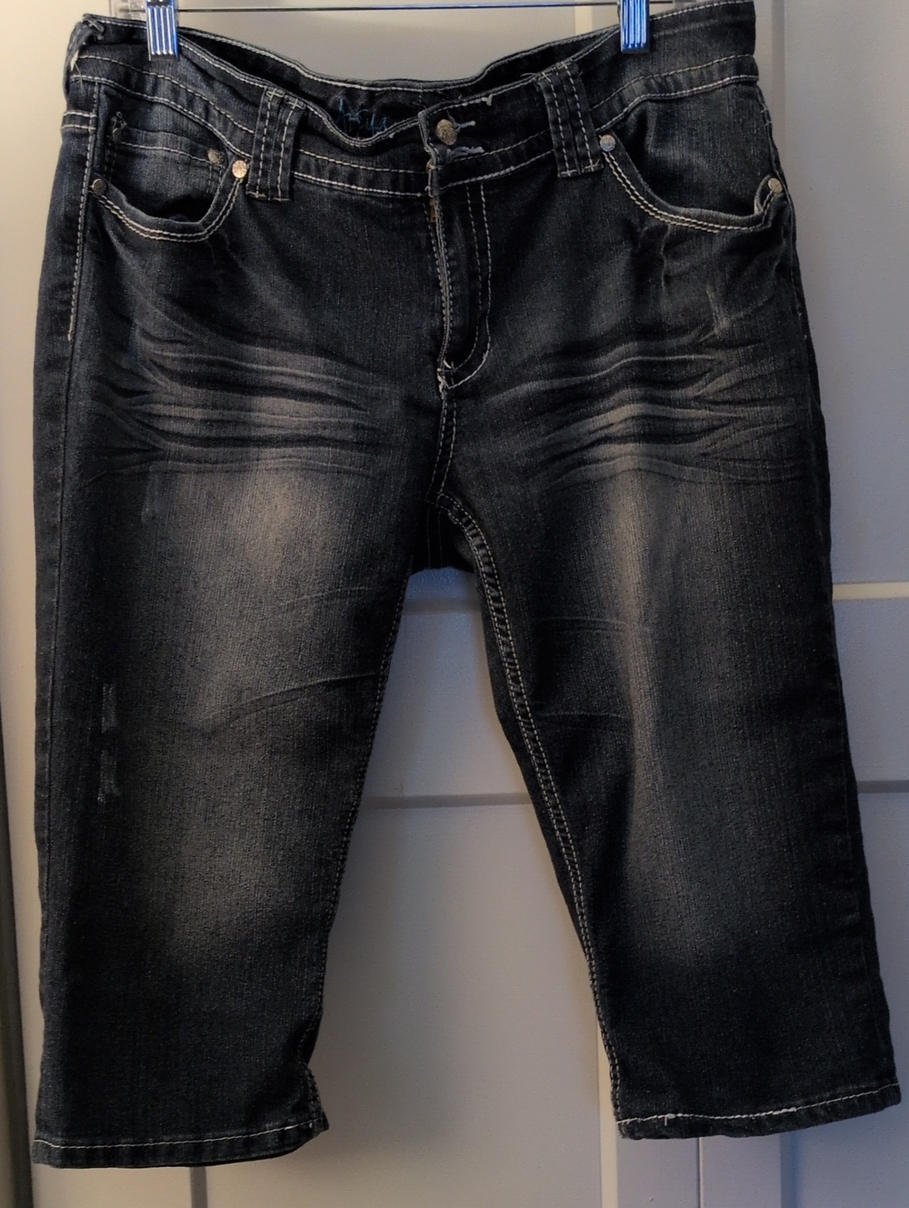 Women’s Dark Wash Capri jeans - Dk Blue